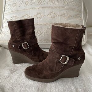 🎉 NEW LISTING UGG Chocolate Suede Wedge Boots, Size 9